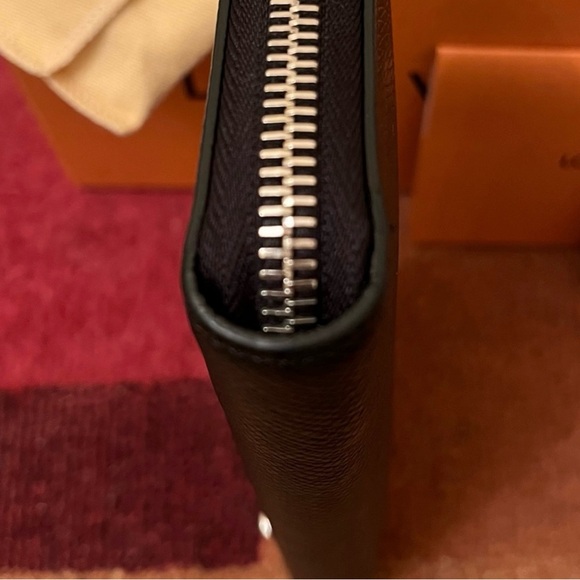 *LIKE NEW* -  LOUIS VUITTON ZIPPY VERTICAL TIAGA LEATHER (BLACK) - - Picture 4 of 11